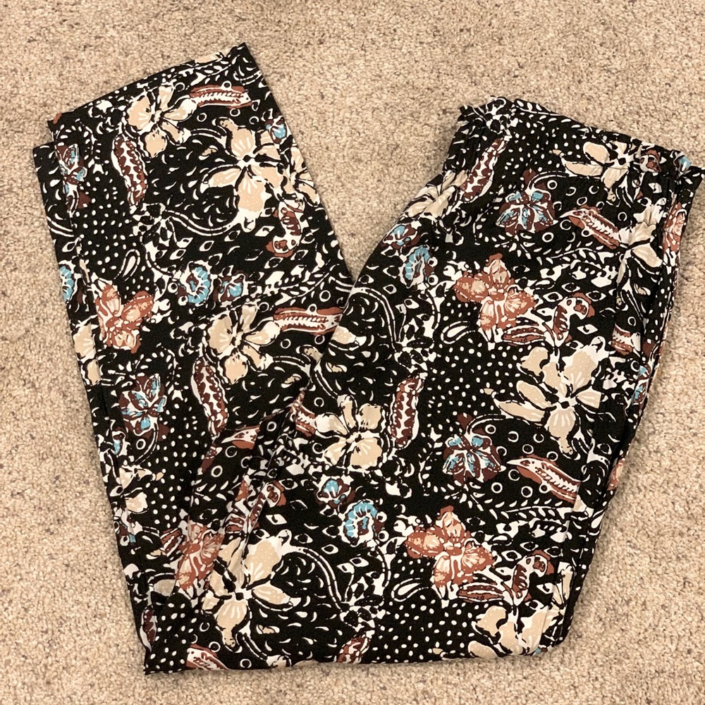 Ann Taylor Factory dress pants. Elastic waist. Cropped leg fit. Good condition.